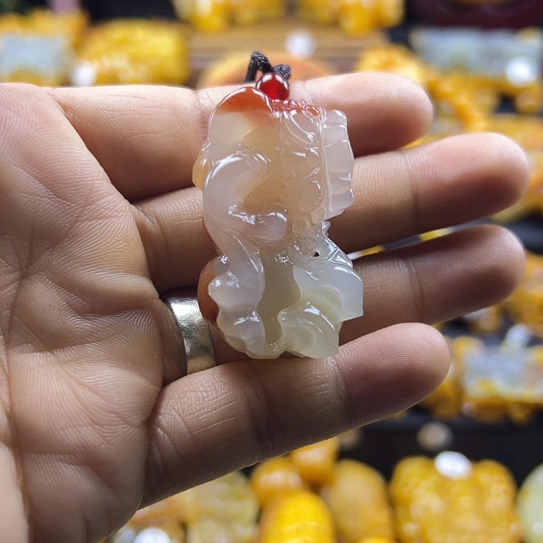 石英质玉（黄龙玉）未镶嵌颈饰