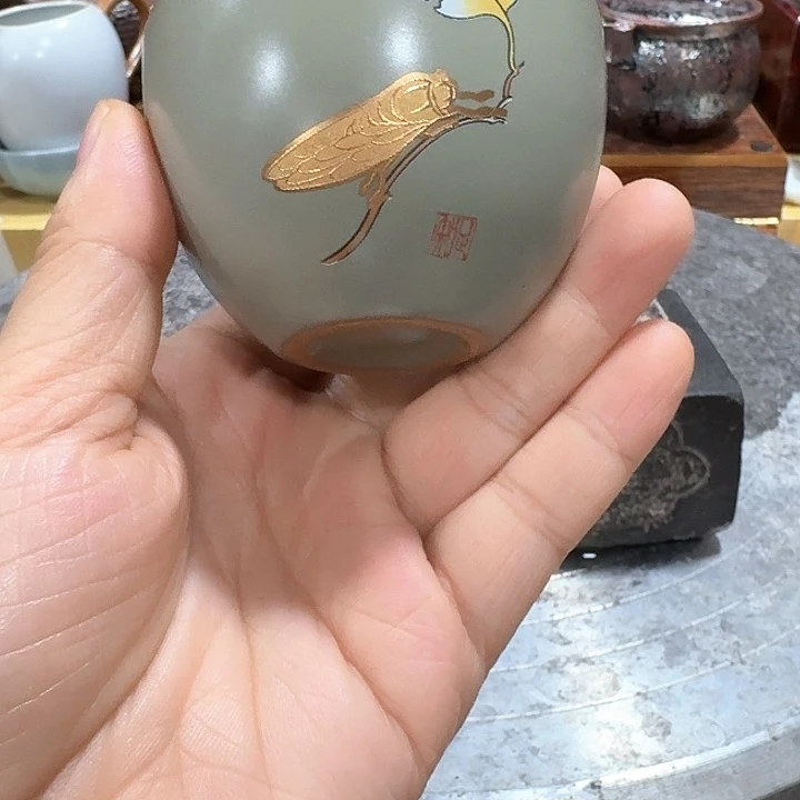 主人杯一个，瓷。。品茗