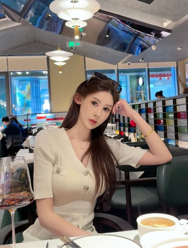 千金风V领短袖春季小香风连衣裙收腰不规则气质百褶裙子女装