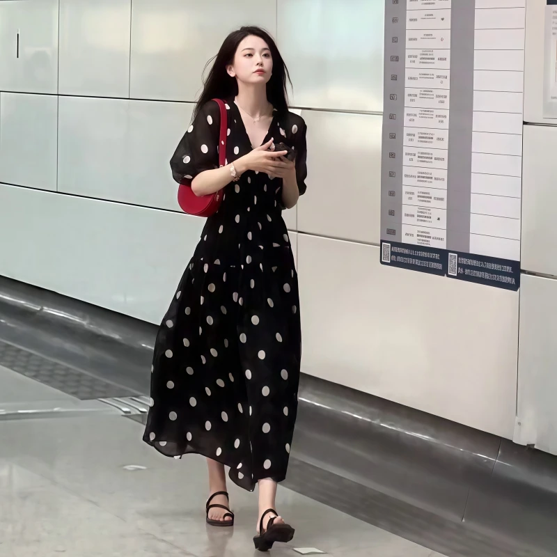 法式V领黑色波点连衣裙女 2025夏季新款高级感时尚休闲修身连衣裙