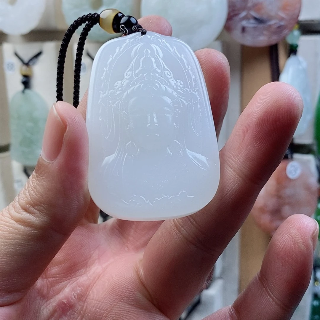 颈饰未镶嵌石英质玉（金丝玉）