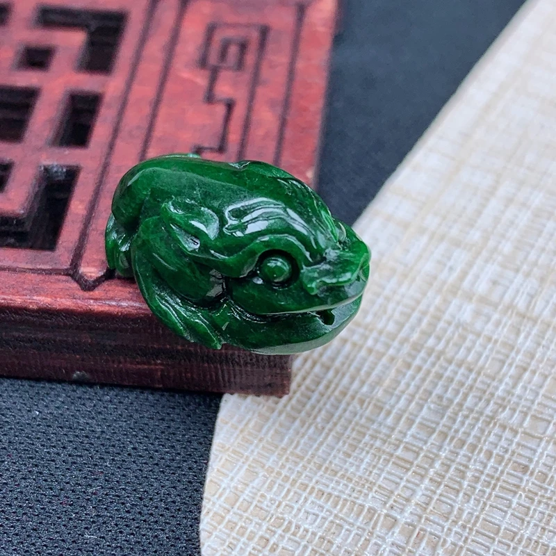 优惠缅甸纯天然翡翠A货老坑辣绿色招财进宝三脚金蟾戒面吊坠送礼