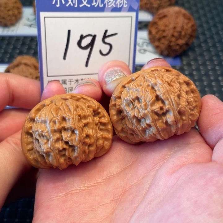 桃核把件40白狮子195。。。