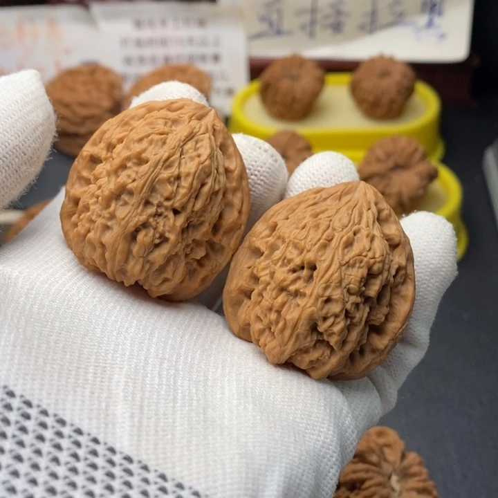 文玩核桃吊坠三角高炮黄皮37尺0865
