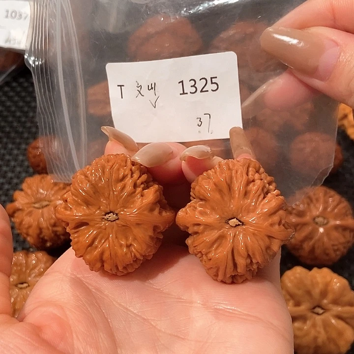 文玩核桃吊坠文山37