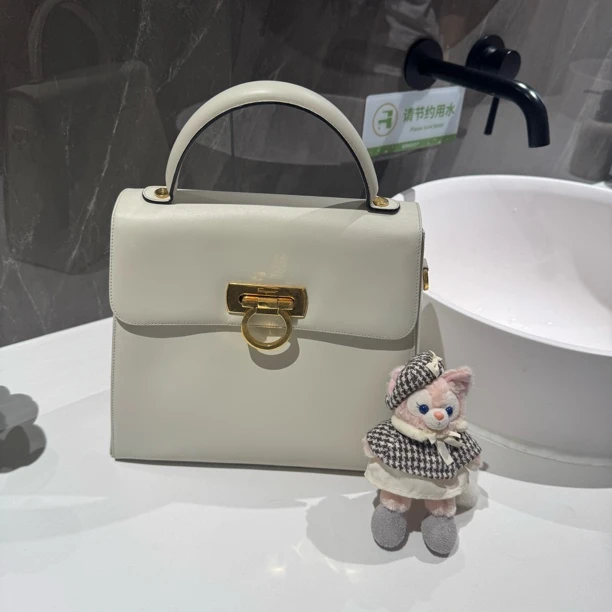 95新 FERRAGAMO/菲拉格慕 博物馆中号 手提包奶白色
