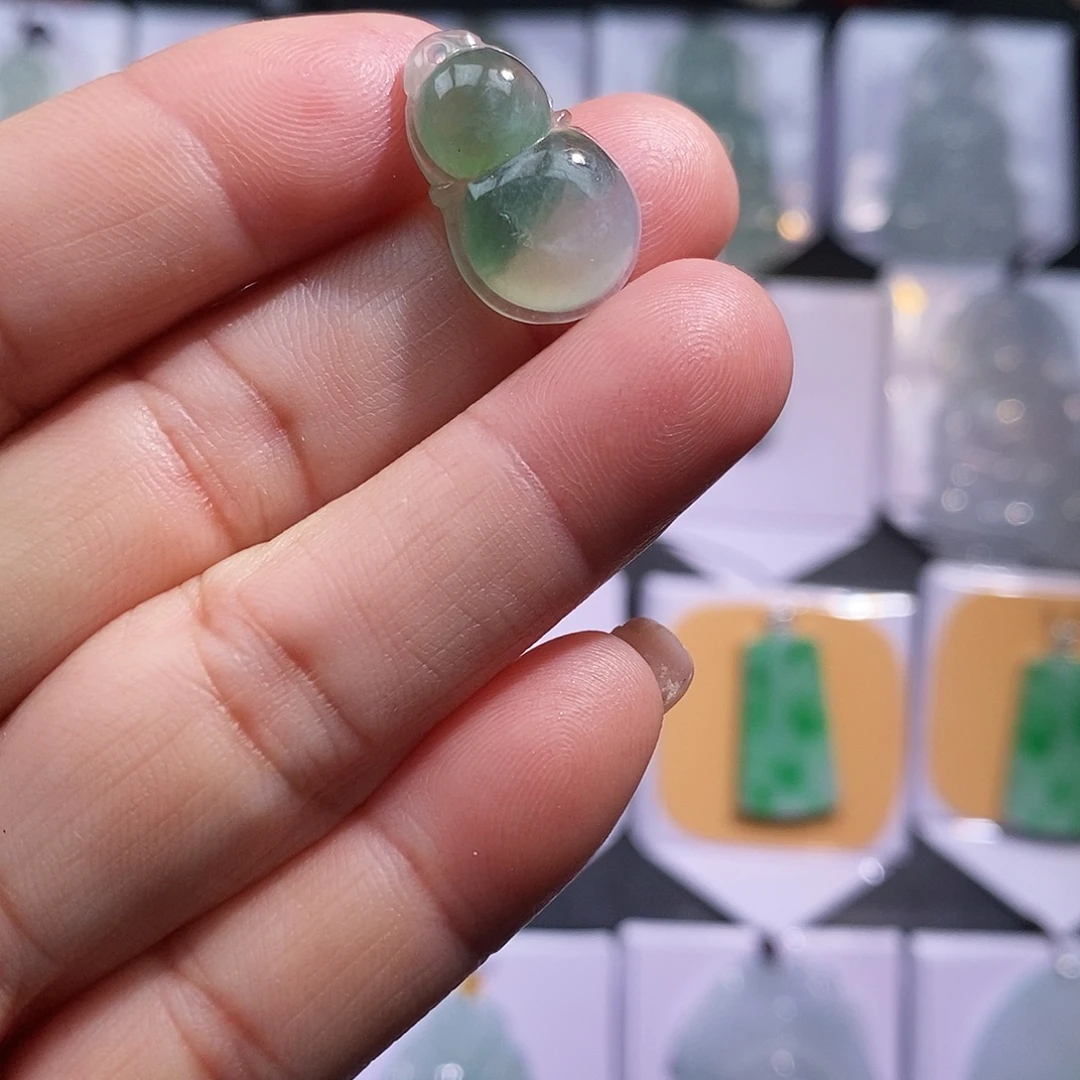 翡翠未镶嵌颈饰胡芦