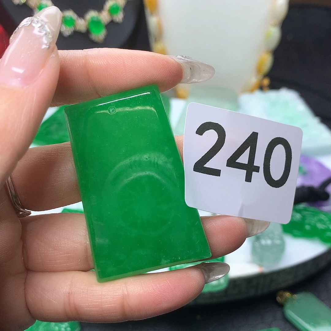 翡翠吊坠(赠链)未镶嵌