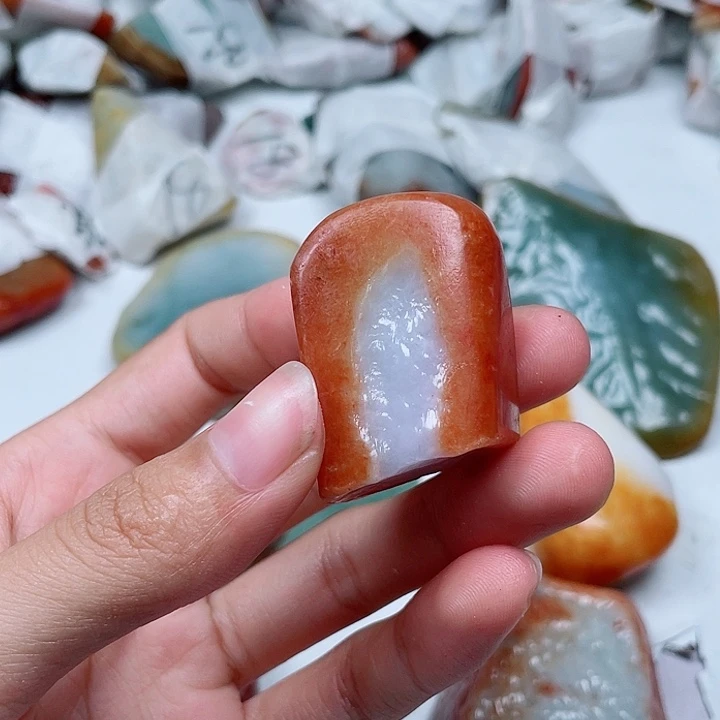 邻***居颈饰未镶嵌翡翠翡翠