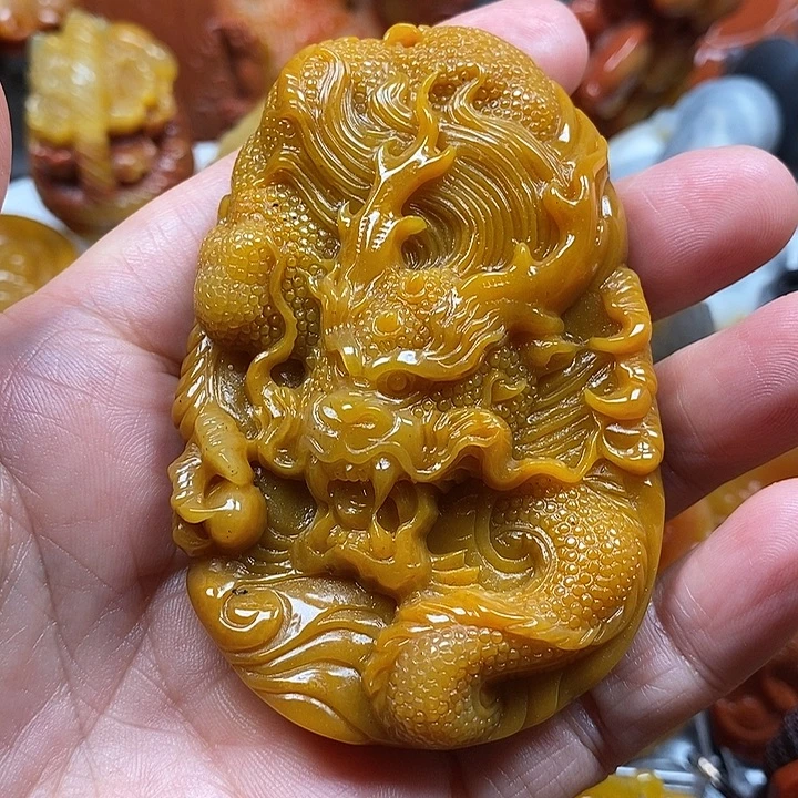 家***伦石英质玉（黄龙玉）合金颈饰