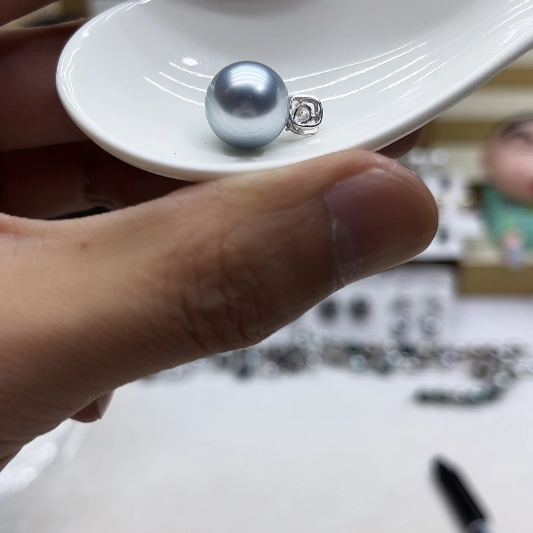 18K金镶嵌颈饰海水珍珠