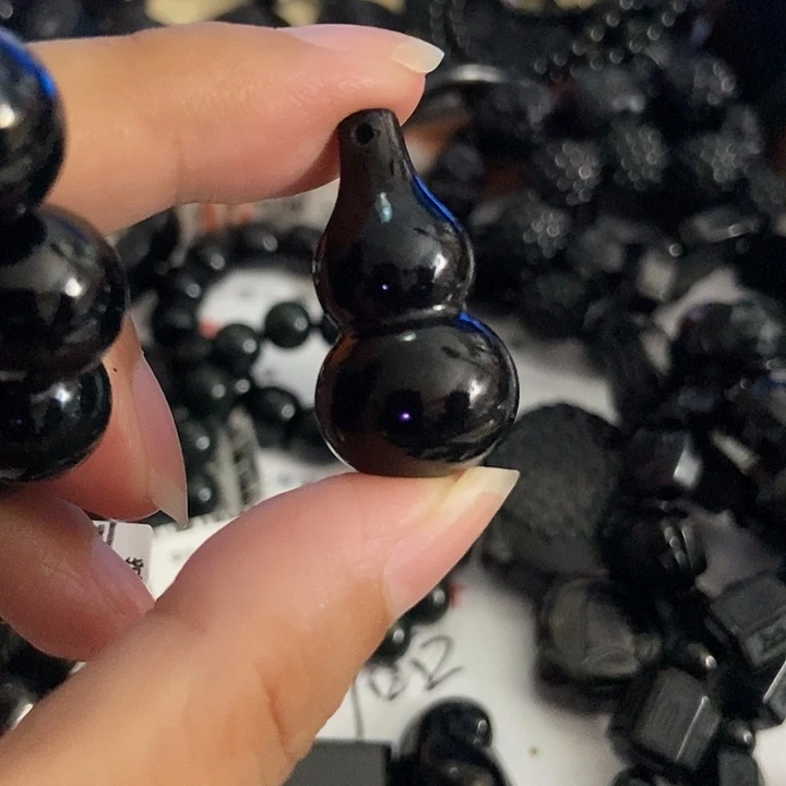 李***飞翡翠未镶嵌颈饰墨翠葫芦