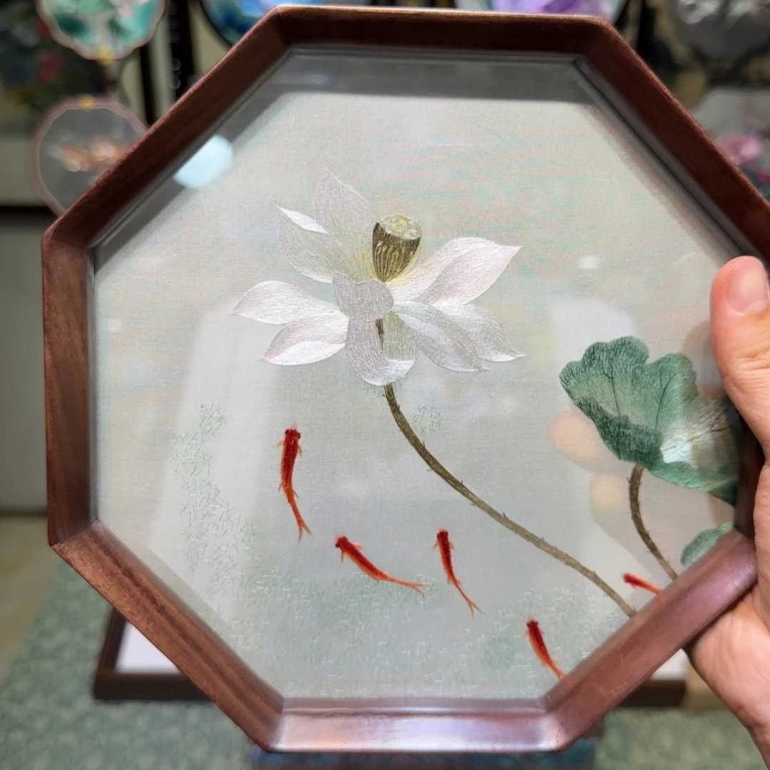 刺绣刺绣工艺精湛独特设计理念新颖时尚