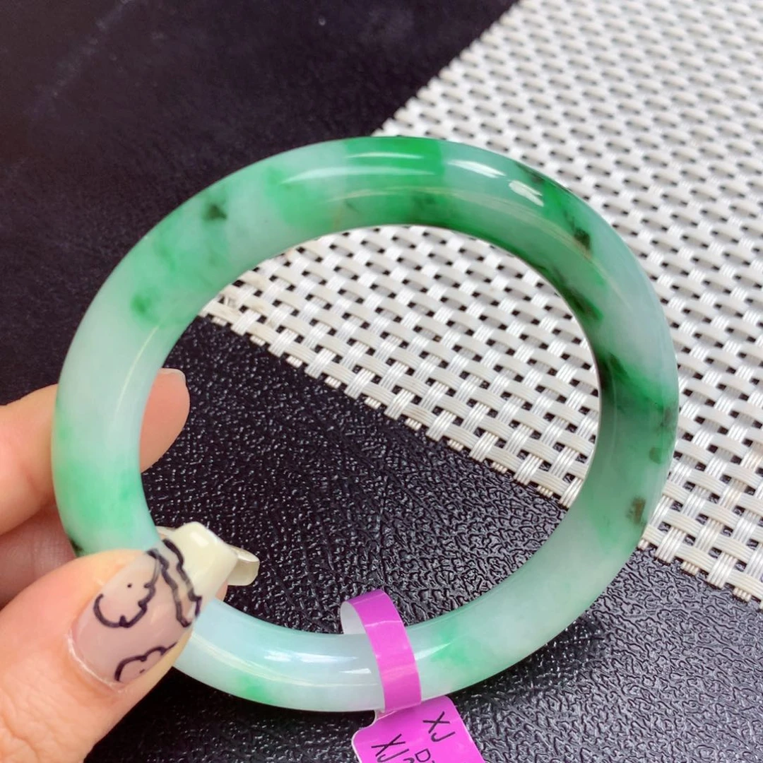 翡翠手镯未镶嵌缅甸