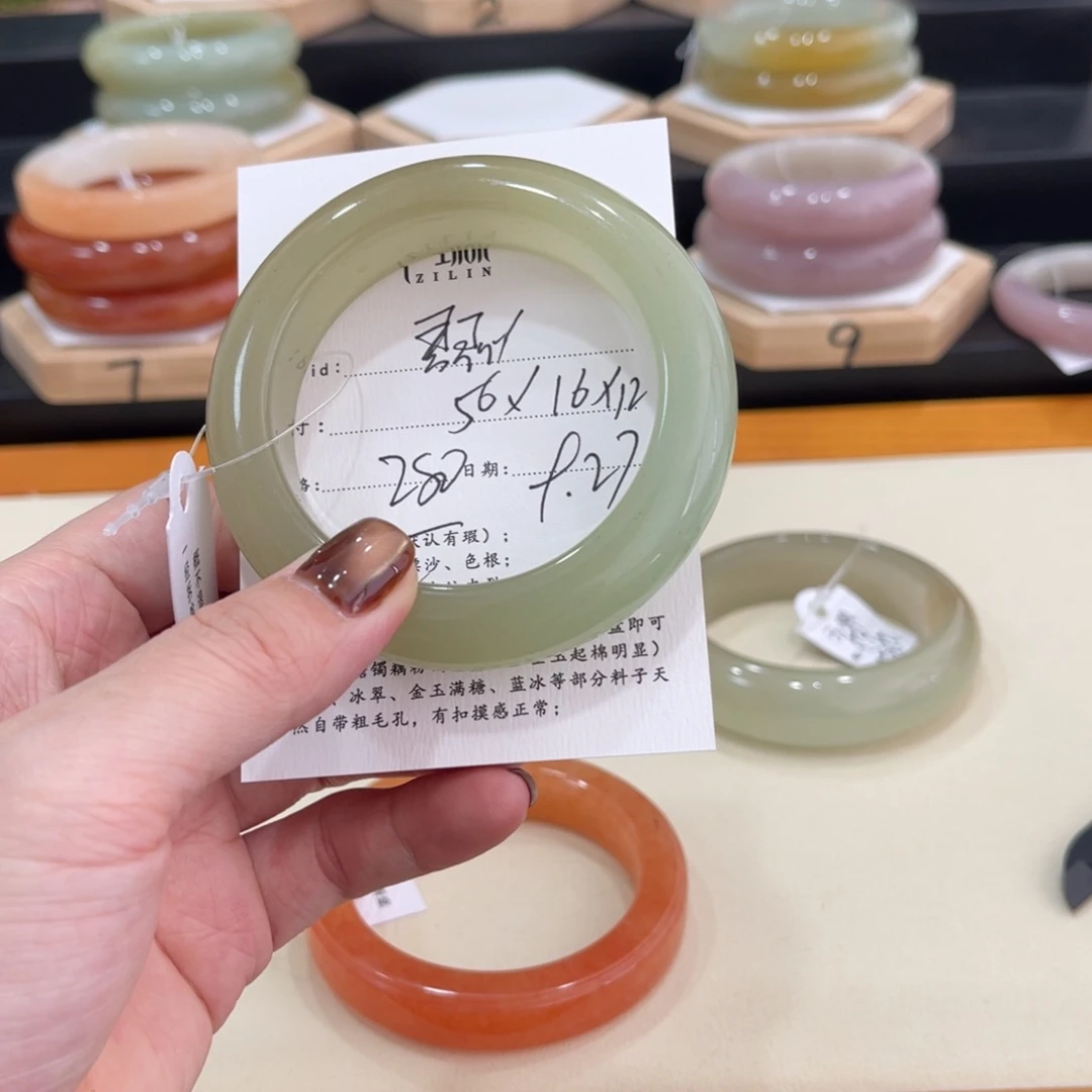 未镶嵌手镯石英质玉是**吖