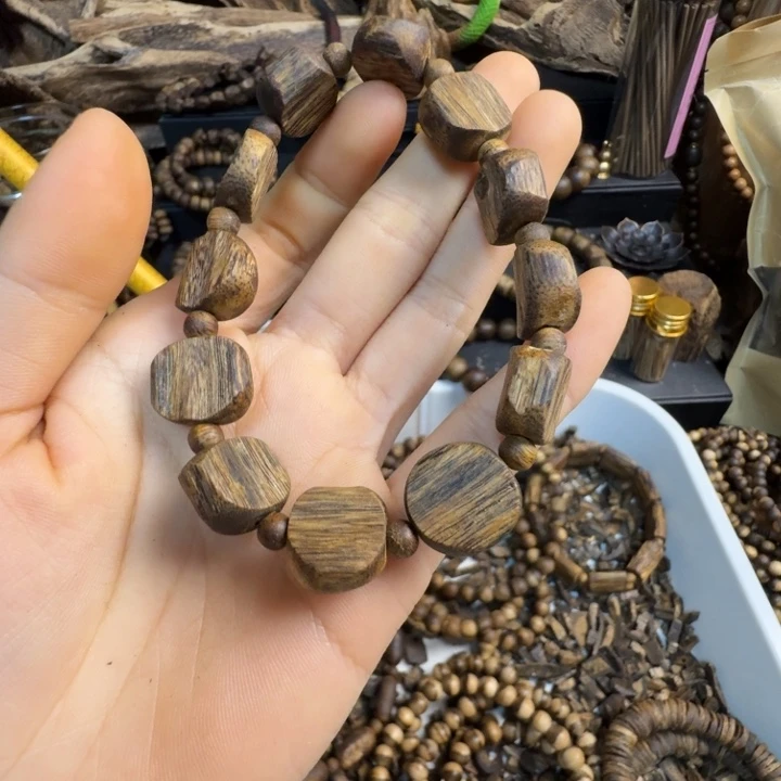 天***乐沉香碎屑沉香海南虫漏绿棋1.5大10克➕沉香碎屑多样性