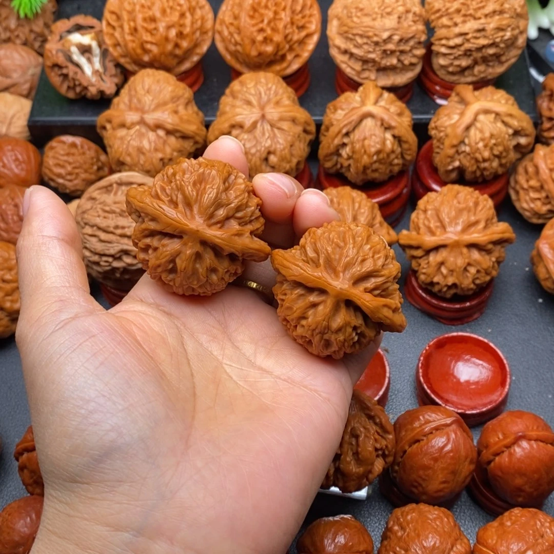 东***白文玩核桃把件宫灯