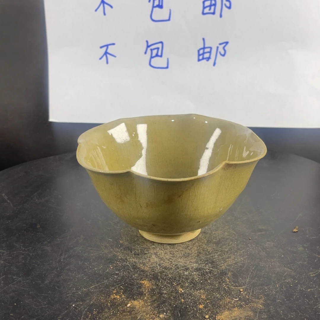 罐漂亮的小瓷器和