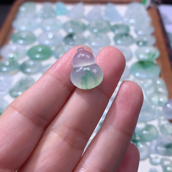 颈饰未镶嵌翡翠冰种飘阳绿葫芦