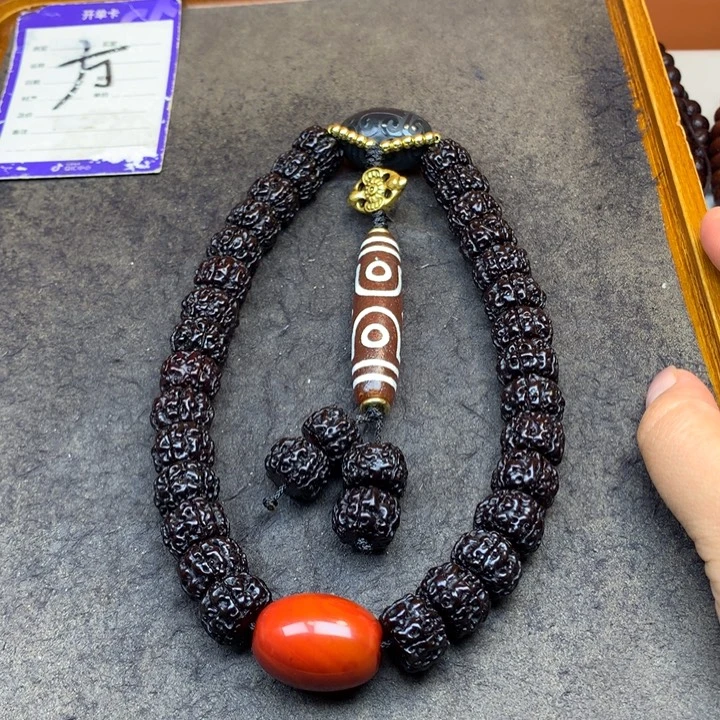 金刚菩提吊坠手持