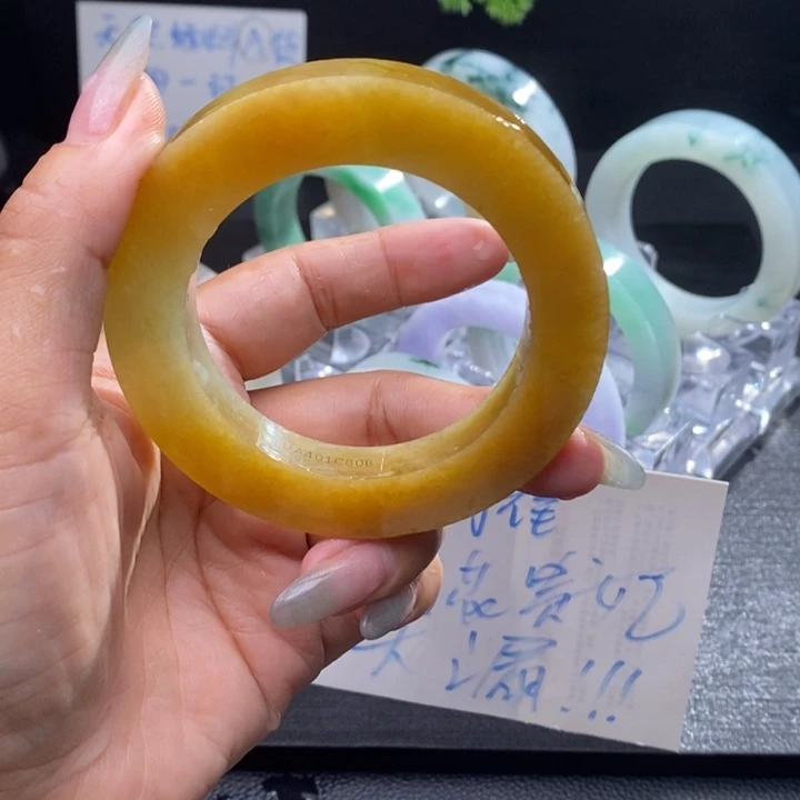 严***姐未镶嵌翡翠手镯定制翡翠