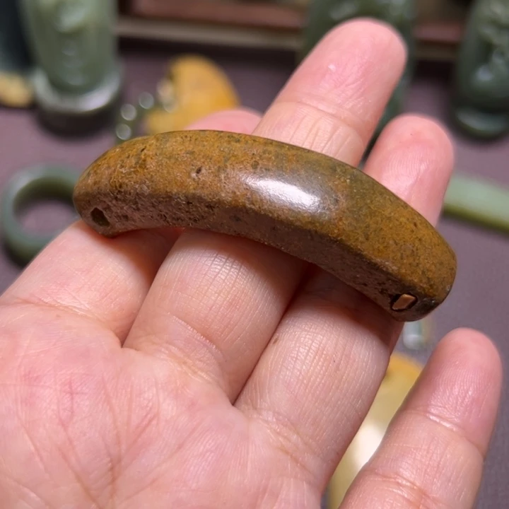 颈饰未镶嵌岫岩河磨玉（透闪石质玉）