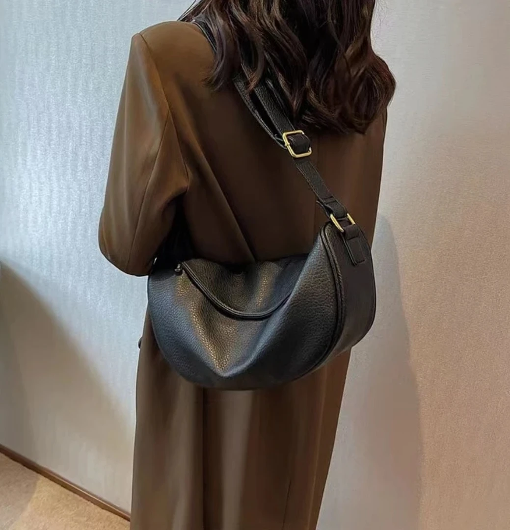 【新疆迪小兔女包】19070高级感饺子包时尚百搭女士斜挎包