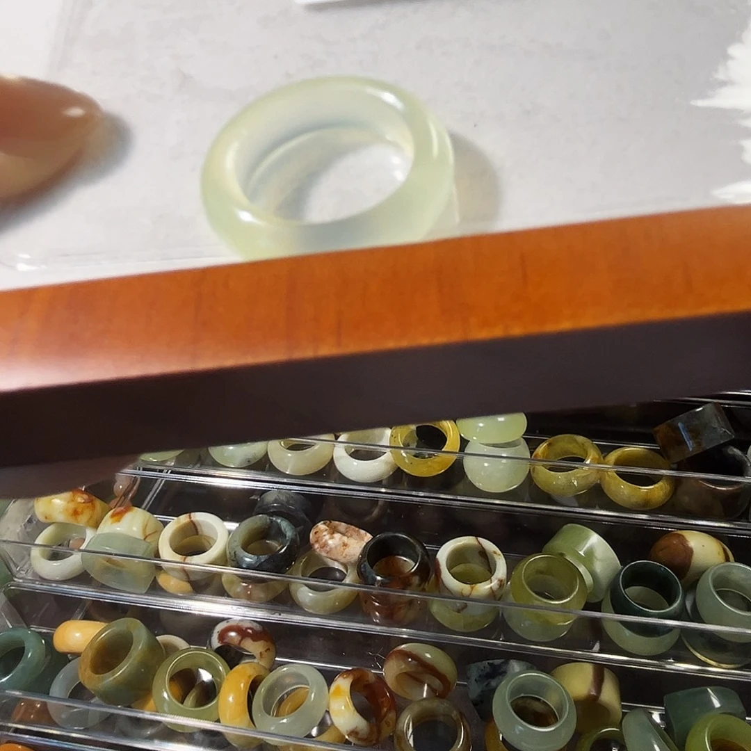 边****蛇纹石玉未镶嵌戒指