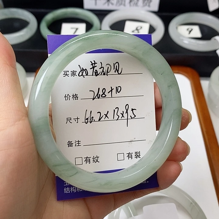 如***见石英质玉手镯未镶嵌