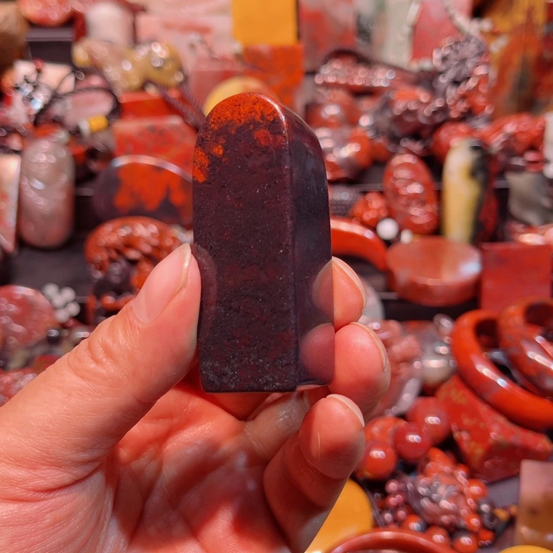 玉桂林鸡血玉黑地红印章