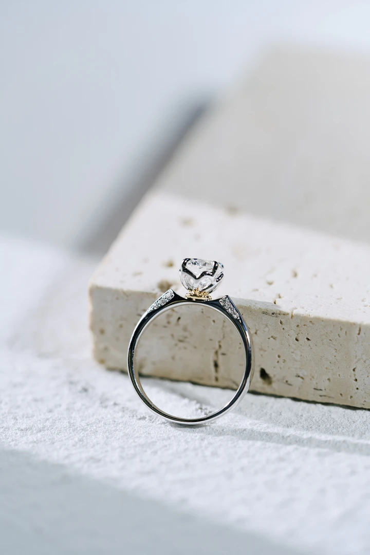 实验室培育钻石 一克拉 手捧花款钻戒