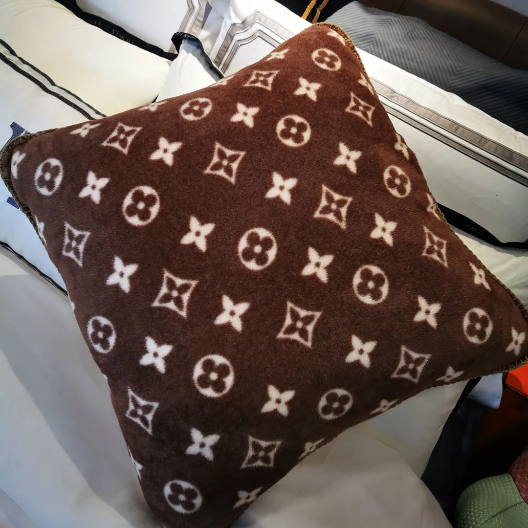 轻奢时尚老花羊棉绒抱枕靠枕（小花）