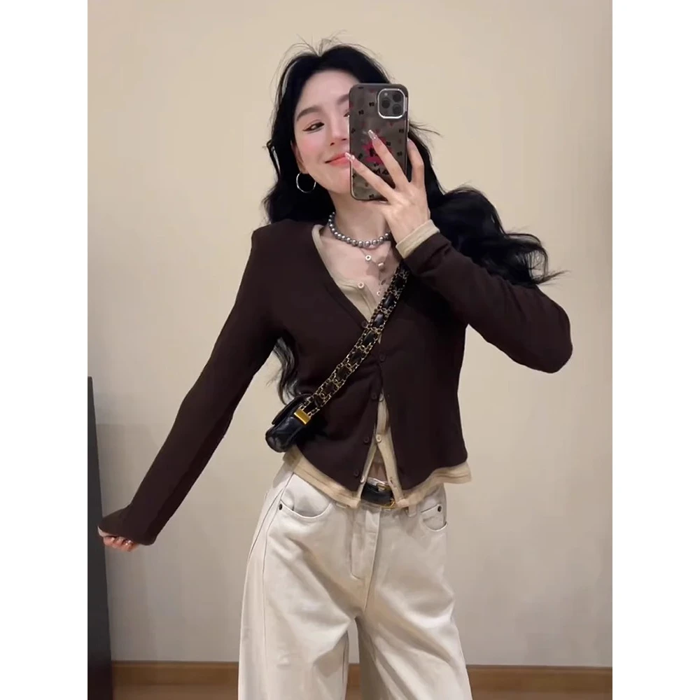 韩版独特咖色V领假两件打底T恤女早春款气质显瘦短款内搭长袖上