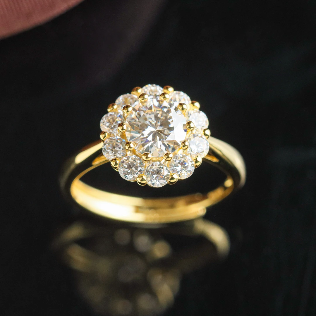 925银莫桑石戒指 S925银镀金镶嵌莫桑石壕镶轻奢女款戒指 1克拉