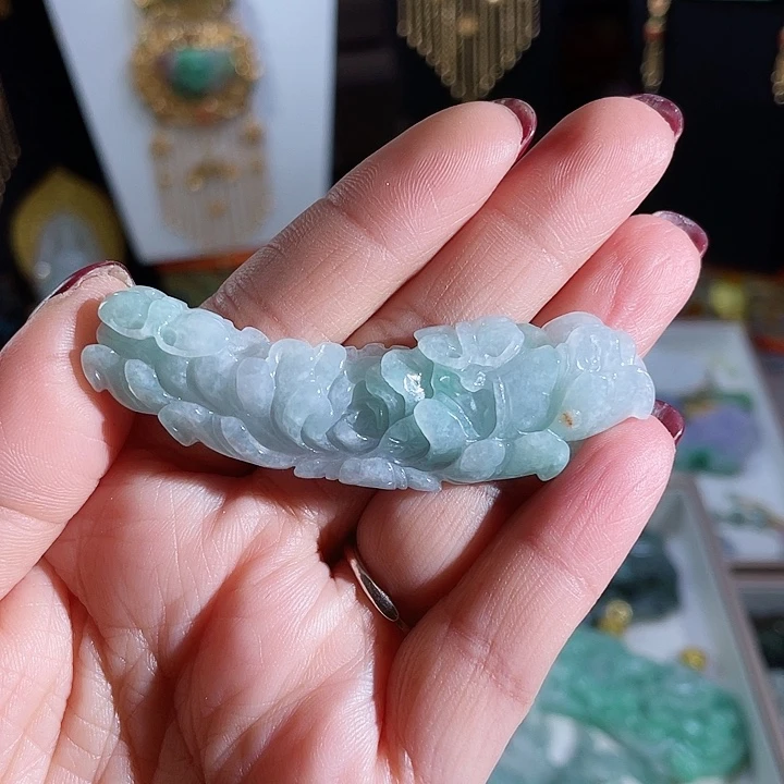 翡翠颈饰未镶嵌吃****）翡翠花锁骨