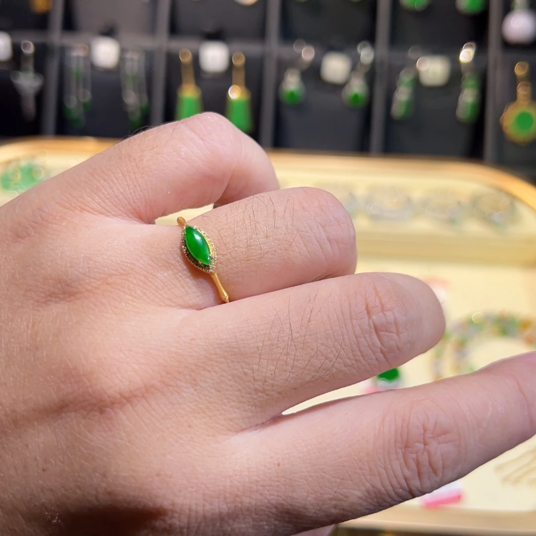 颈饰18K金镶嵌翡翠戒指