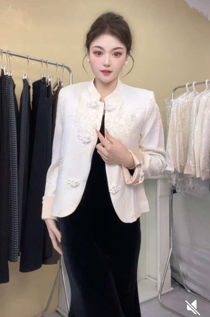 初春新款气质显瘦提花珍珠盘扣外套