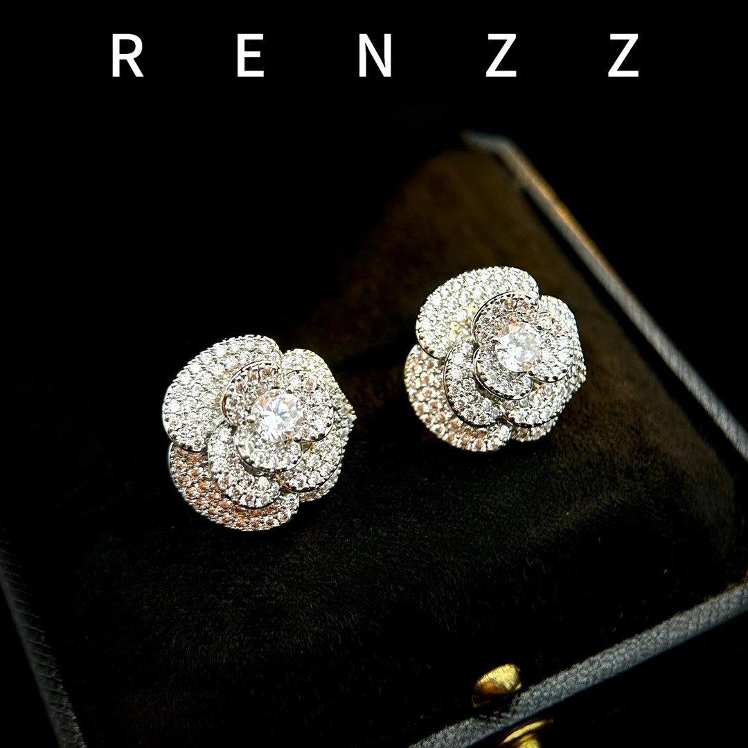 0372白色山茶花耳钉