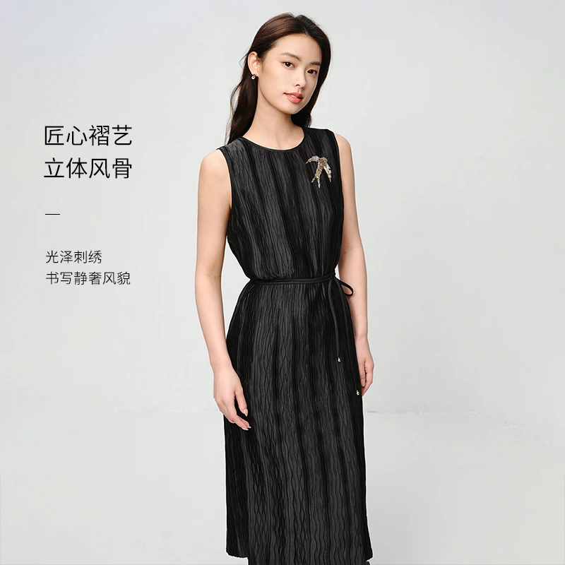 EP雅莹新款女装 黑色缎面褶艺高级感收腰无袖连衣裙4139A
