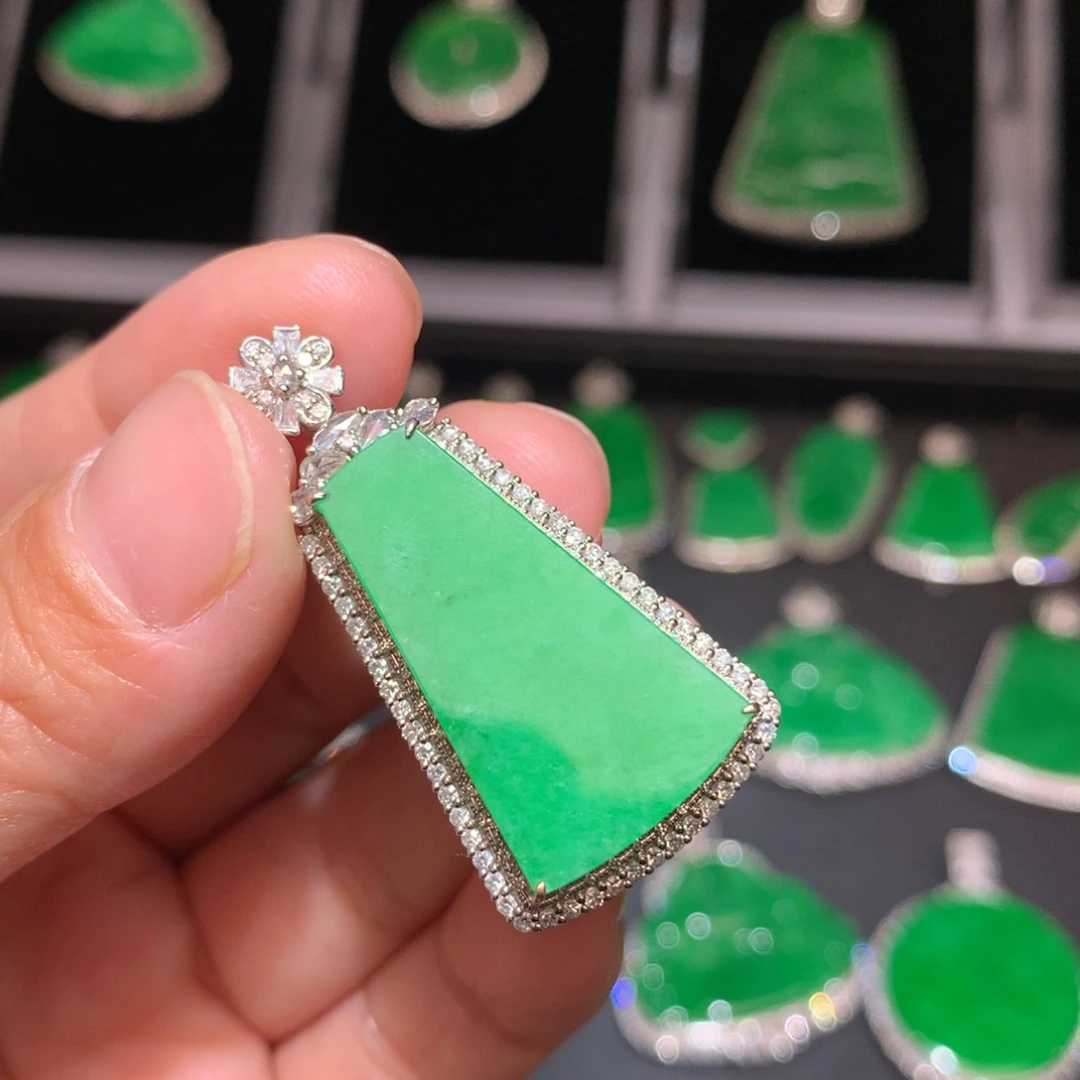 翡翠颈饰18K金镶嵌翡翠