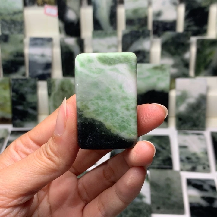 独山玉颈饰未镶嵌