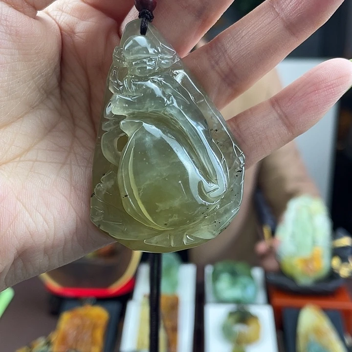 蛇纹石玉未镶嵌颈饰