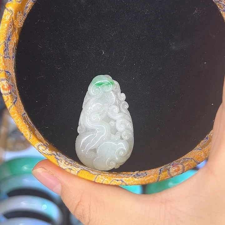 翡翠未镶嵌颈饰翡翠白底青招财貔貅