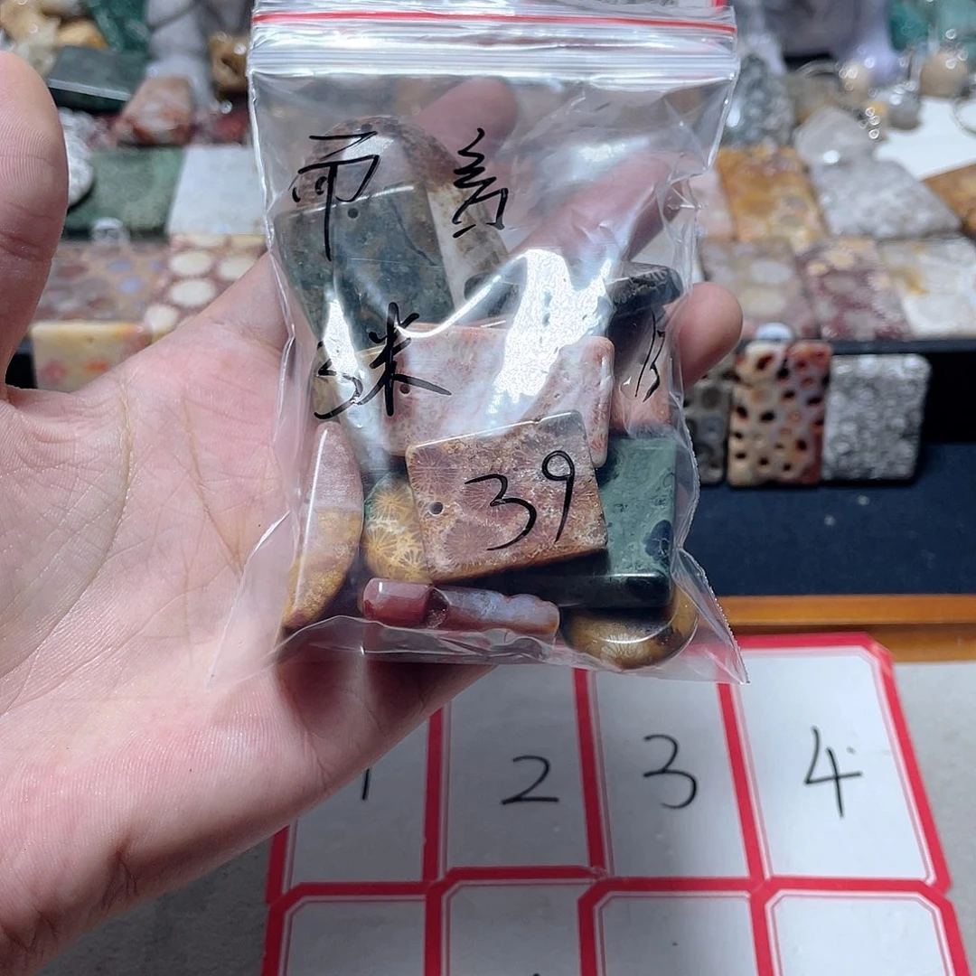 而***言玛瑙/玉髓颈饰合金