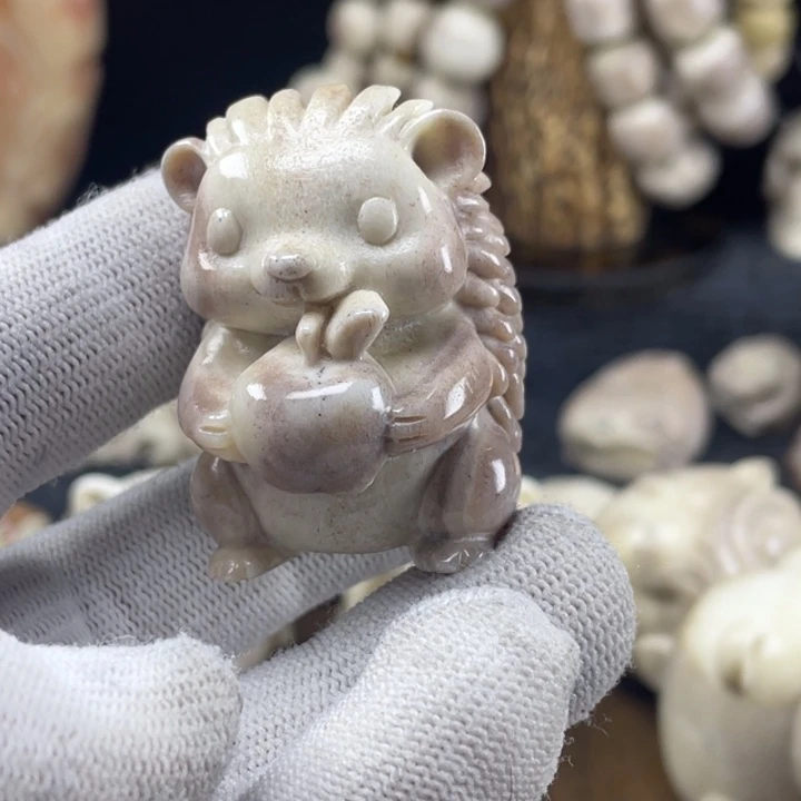 眨***眼皮质非金属配饰鹿角雕刻刺猬