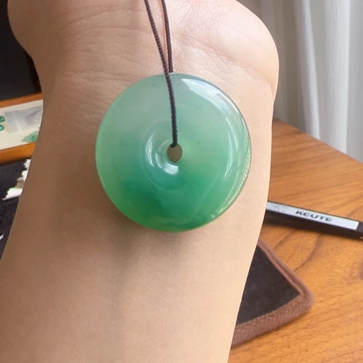 颈饰未镶嵌石英质玉