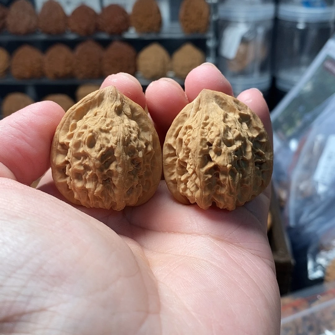 1文玩核桃独角樽鸡心35-528