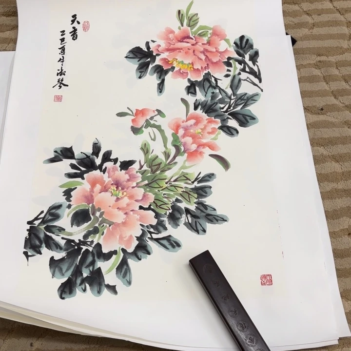 国画花鸟等图案为一体而