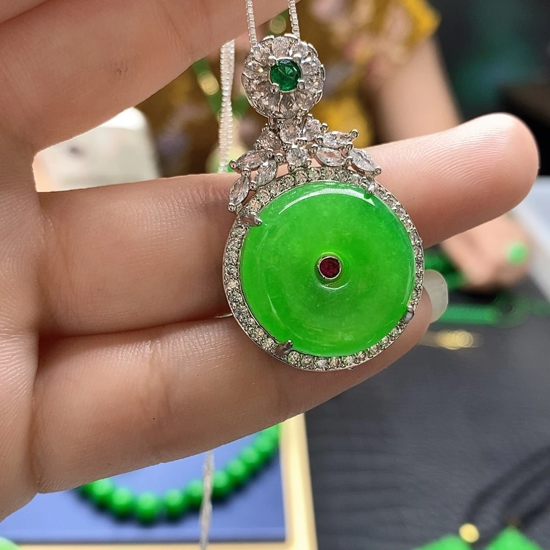 翡翠未镶嵌颈饰平安扣