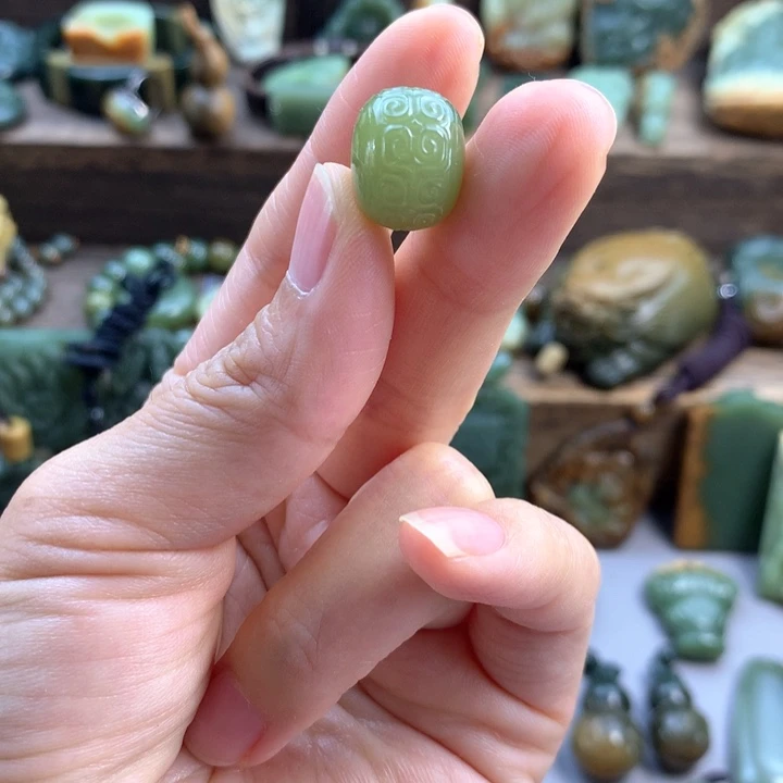 岫岩老玉（透闪石质玉）未镶嵌挂件心**雨